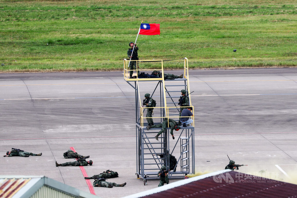 國軍漢光39號實兵演習26日在桃園國際機場舉行反空機降操演，模擬攻擊軍（紅軍）入侵桃園機場，最終守軍（藍軍）成功壓制紅軍後，並高舉國旗。 圖：中央社