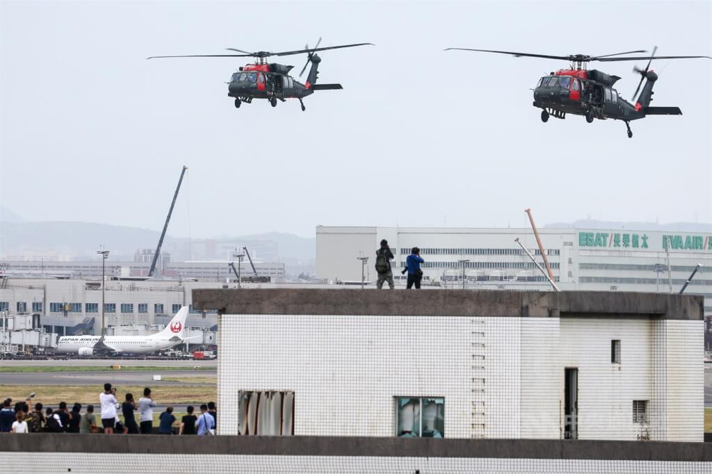 國軍漢光39號實兵演習26日在桃園國際機場舉行反空機降操演，國軍UH-60M黑鷹直升機難得出現在桃園機場上空，吸引大批軍事迷圍觀搶拍。 圖：中央社