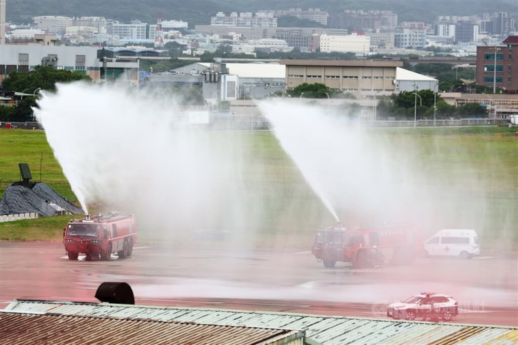 國軍漢光39號實兵演習26日在桃園國機場舉行反空機降操演，模擬攻擊軍（紅軍）入侵桃園機場，消防車隊出動支援。 圖：中央社提供