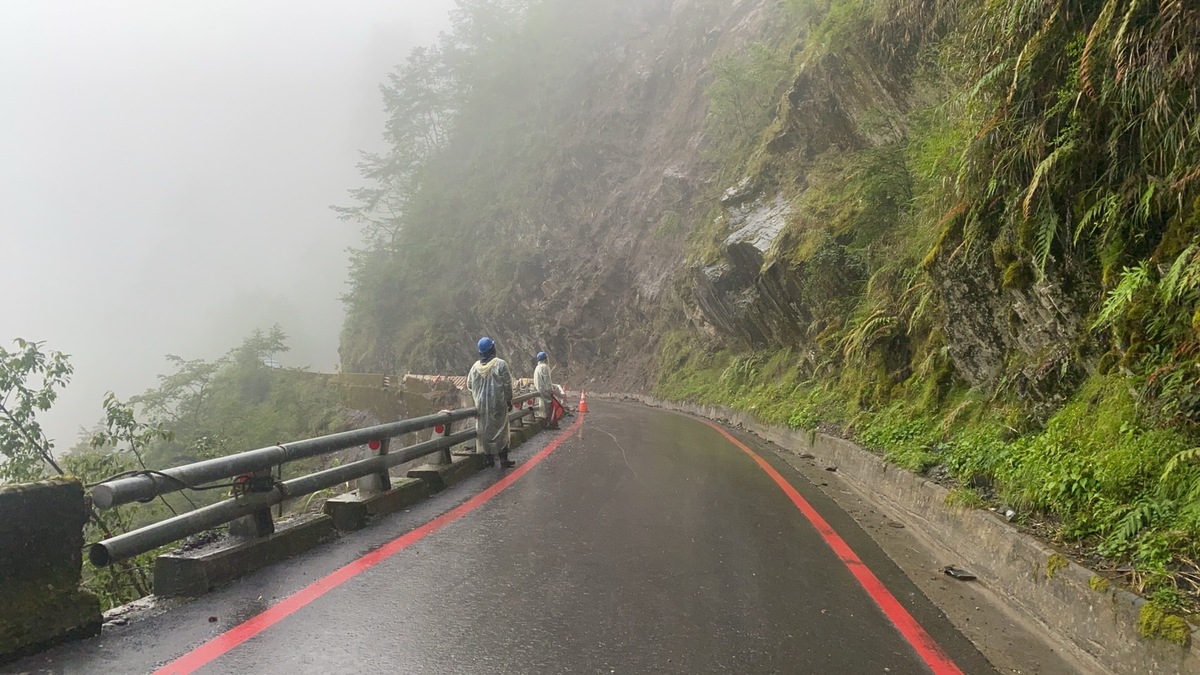 考量用路人安全，公路總局進行道路預警封閉，預警性封閉路段共有3處，提醒民眾非必要勿進入山區。（圖：南橫公路梅山口至向陽段） 圖：翻攝自交通部公路總局官網