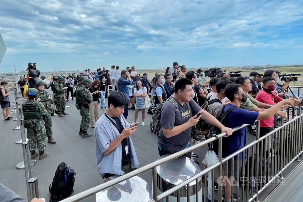 國軍漢光39號實兵操演26日首度在桃園機場進行反空機降演練，桃園機場第二航廈北側觀景台一早就吸引近百名媒體、軍事迷與民眾專程到場觀看。 圖：中央社