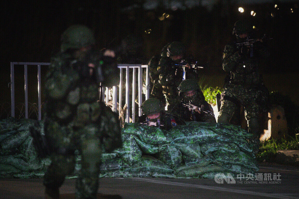 為演練重要聯外道路防衛，軍警25日深夜於河濱模擬萬板大橋的阻絕設置，同時模擬敵軍欲突入，由憲兵實施反制。 圖：中央社