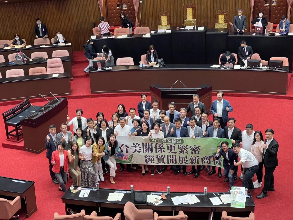 立法院院今（26）日正式通過台美21世紀貿易倡議首批協定 。 圖：柯建銘辦公室提供