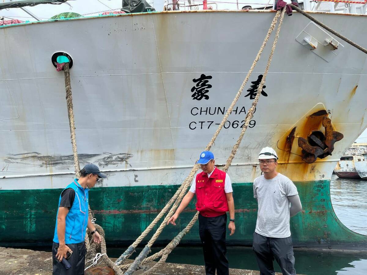 張漢雄(中)巡查前鎮漁港遠洋型漁船避風繫纜進度。 圖：高雄市海洋局提供