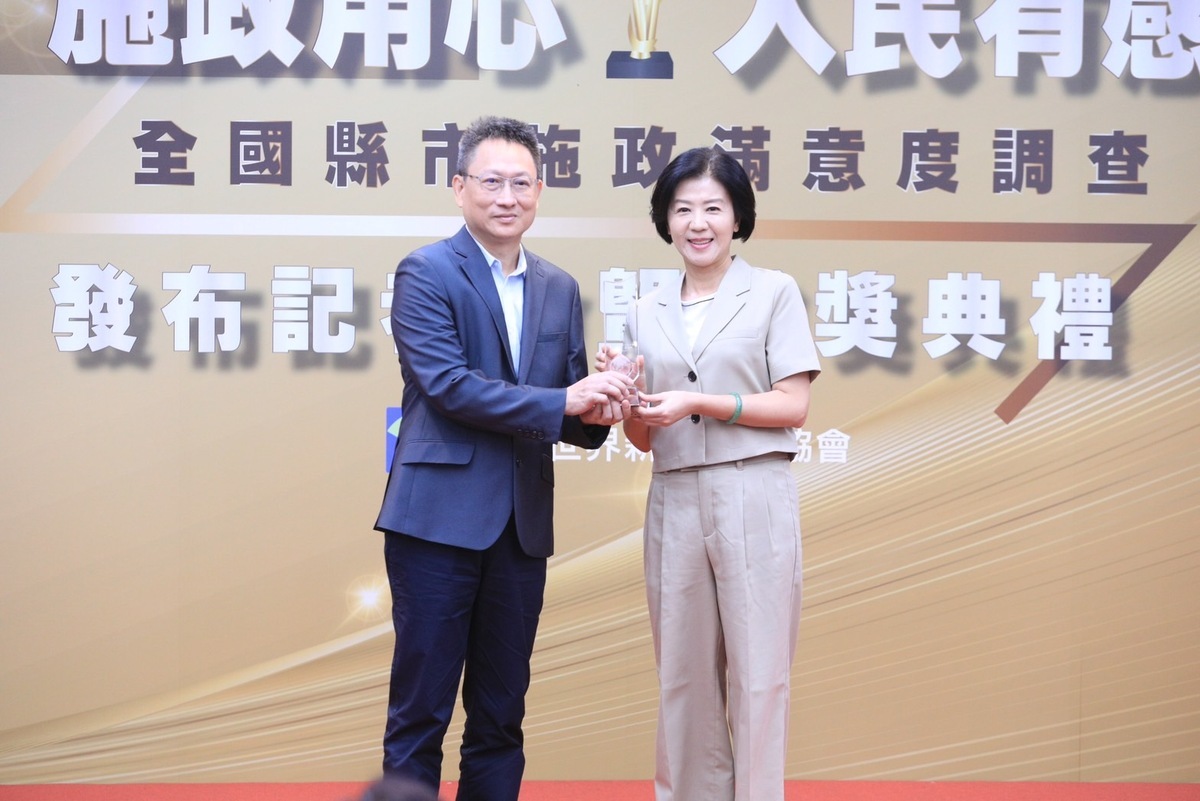 台中市副市長王育敏代表市長盧秀燕北上領獎。 台中市政府/提供