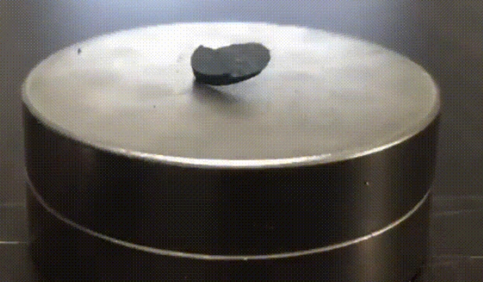 論文作者上傳的一段影片資料中，一塊材料被放在磁鐵上後，保持懸浮狀態。這是物體轉變為超導體的特征之一，即邁斯納效應（Meissner Effect）。 圖：翻攝自騰訊網