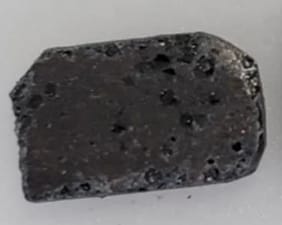 LK-99具有三維網絡結構，是一個被絕緣四面體結構包圍的圓柱形柱。 圖：翻攝自騰訊網