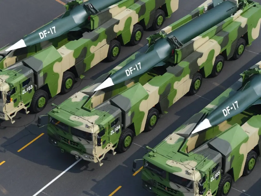 美國智庫公佈衛星照片顯示中國於東南沿海廣泛部署東風17，被解讀為正在加速備戰。 圖：翻攝自騰訊網／《躬耕牛》