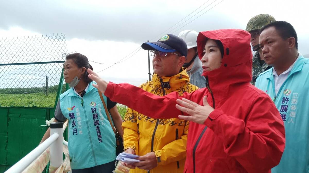 周春米(右二)視察排水改善工程。 圖：屏東縣政府提供