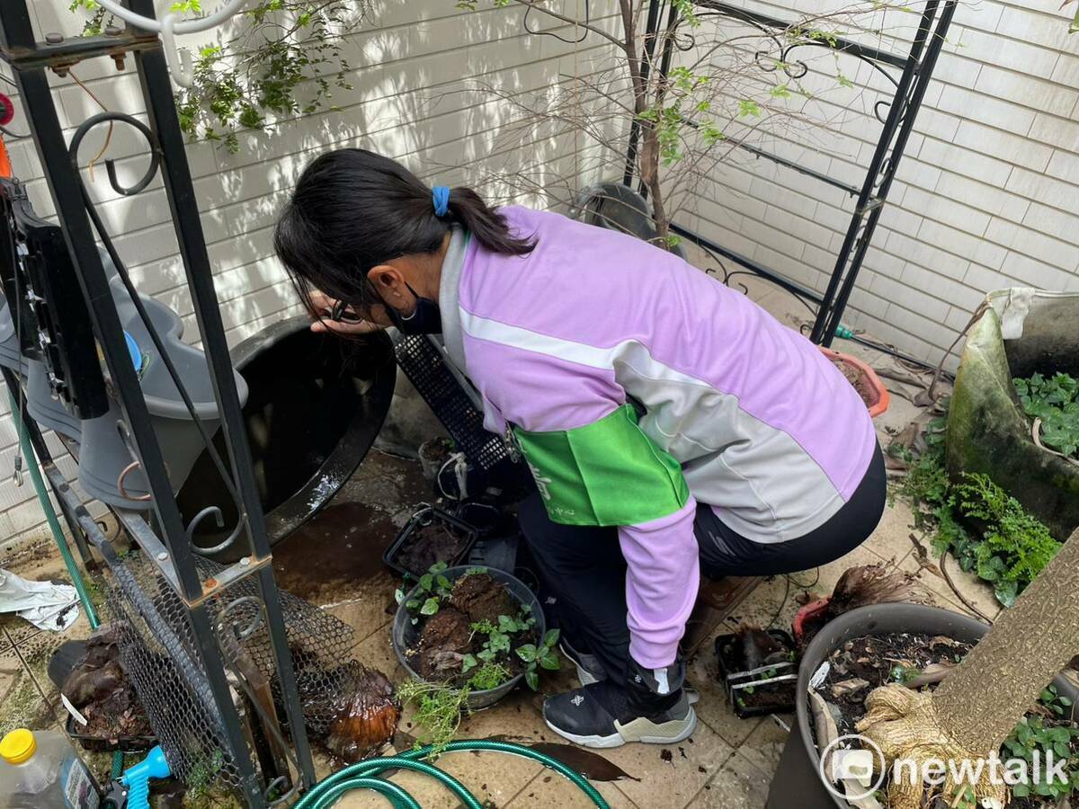 防疫人員積極進行個案居住地及工作地戶內外化學防治作業，同時加強動員擴大孳生源清除及病媒蚊密度調查等工作，期能降低疫情擴散風險。 圖：台南市政府提供
