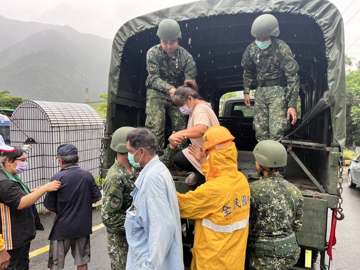 軍方協助撤離原鄉民眾。 圖：高雄市原民會提供（資料照）