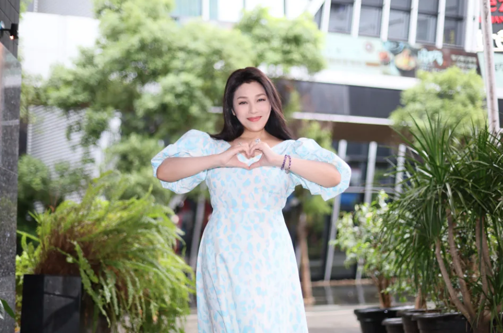 話題女王嚴淑明拋出自己已經結婚的好消息。 圖：嚴重愛美製作提供