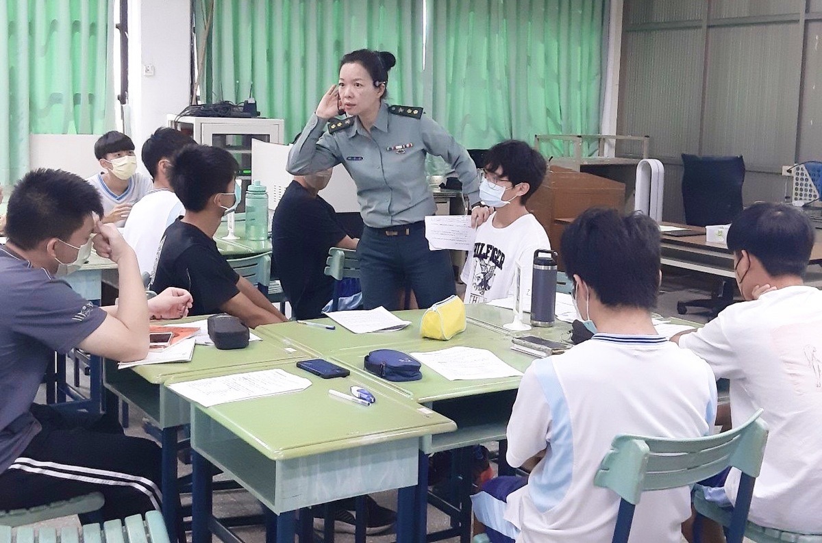 胡中中多樣化的教學帶來新穎又有趣的學習體驗。 圖：高雄市教育局提供
