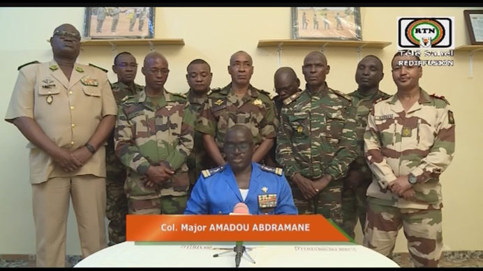 尼日總統衛隊上校阿布德拉曼（Amadou Abdramane）在 9 名軍人的陪同下，公開在電視聲明中宣布發動政變。 圖：翻攝自薩赫勒電視台Télé Sahel
