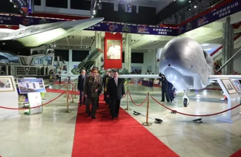 從金正恩帶領紹伊古參觀北韓的武器照片顯示，北韓不僅在積極研發導彈，還開發出了類似美軍 MQ-4 無人機的新利器。(資料照片) 圖 : 翻攝自朝中社
