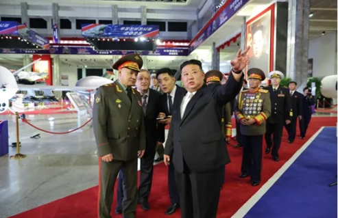 上週，俄國國防部長紹伊古（Sergei Shoigu）曾前往北韓參加「戰爭勝利 70 週年慶祝活動」，金正恩也熱情地向紹伊古介紹北韓的各式軍火。 圖 : 翻攝自朝中社