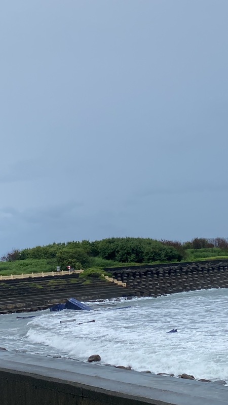 有關沉船浮油處置方面，經緊急會議決議，由海事工程公司潛水等作業人員及作業船隻於岸上待命。 圖：台灣港務股份有限公司／提供