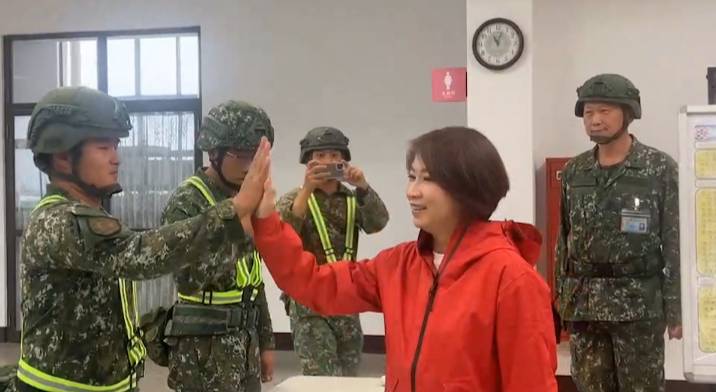 周春米(右二)與協助撤離工作的國軍官擊掌。 圖：屏東縣政府提供