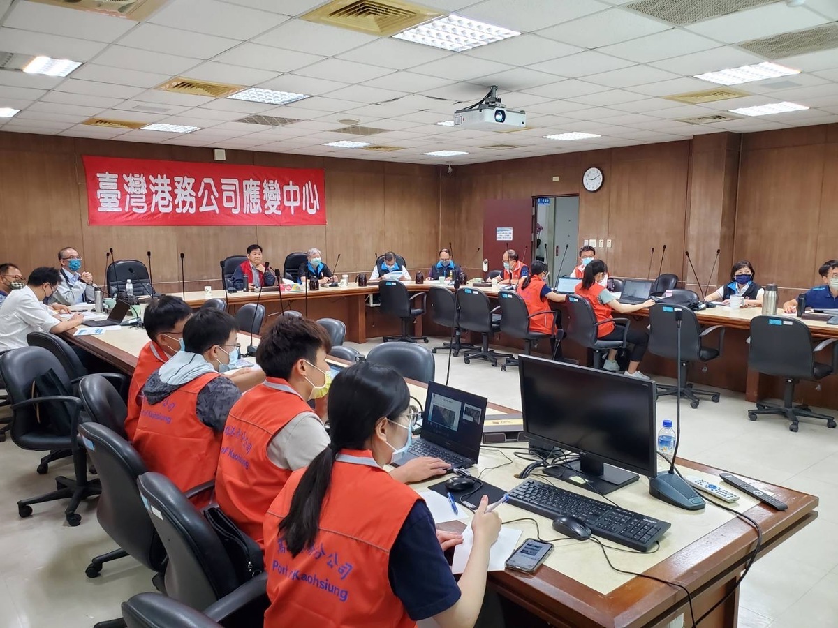 港務公司表示，於颱風期間，交通部次長祁文中今日持續在應變中心，針對擱淺漂流貨櫃及油污清除等工作，檢視緊急應變相關處置方案。 圖：台灣港務股份有限公司／提供