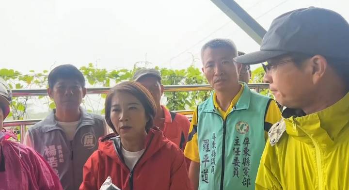 周春米巡視沿海地區抽水防洪設施。 圖：屏東縣政府提供