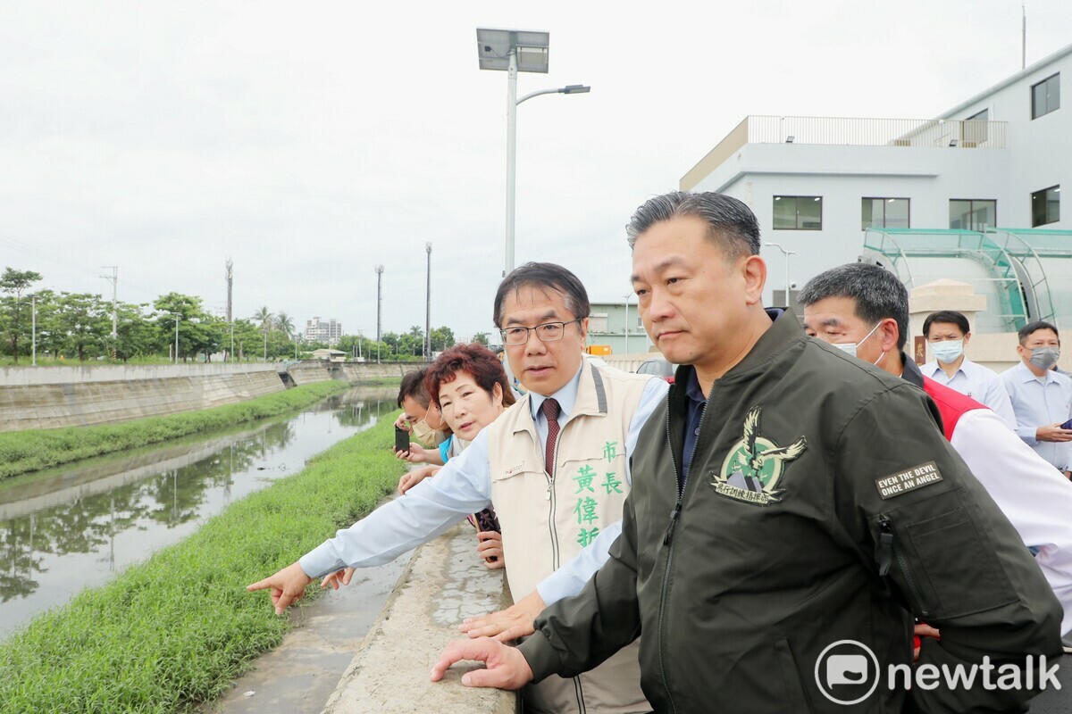 台南市仁德區三爺溪為南市易淹水熱區，台南市長黃偉哲今日前往中華醫大視察三爺溪防颱整備情況。 圖：台南市政府提供