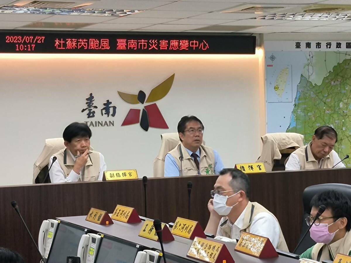 黃偉哲並前往杜蘇芮颱風災害應變中心聽取工作會報，了解未來颱風走向及各單位防颱整備情形。 圖：台南市政府提供