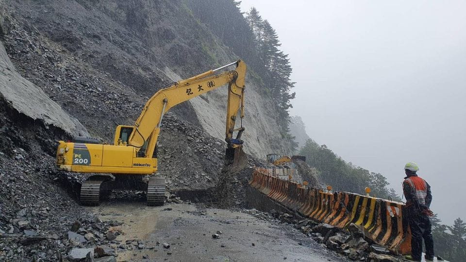 中橫公路關原段出現土石坍方、泥流、落石及路樹傾倒阻斷道路。 圖：翻攝自中橫路況交通資訊站臉書