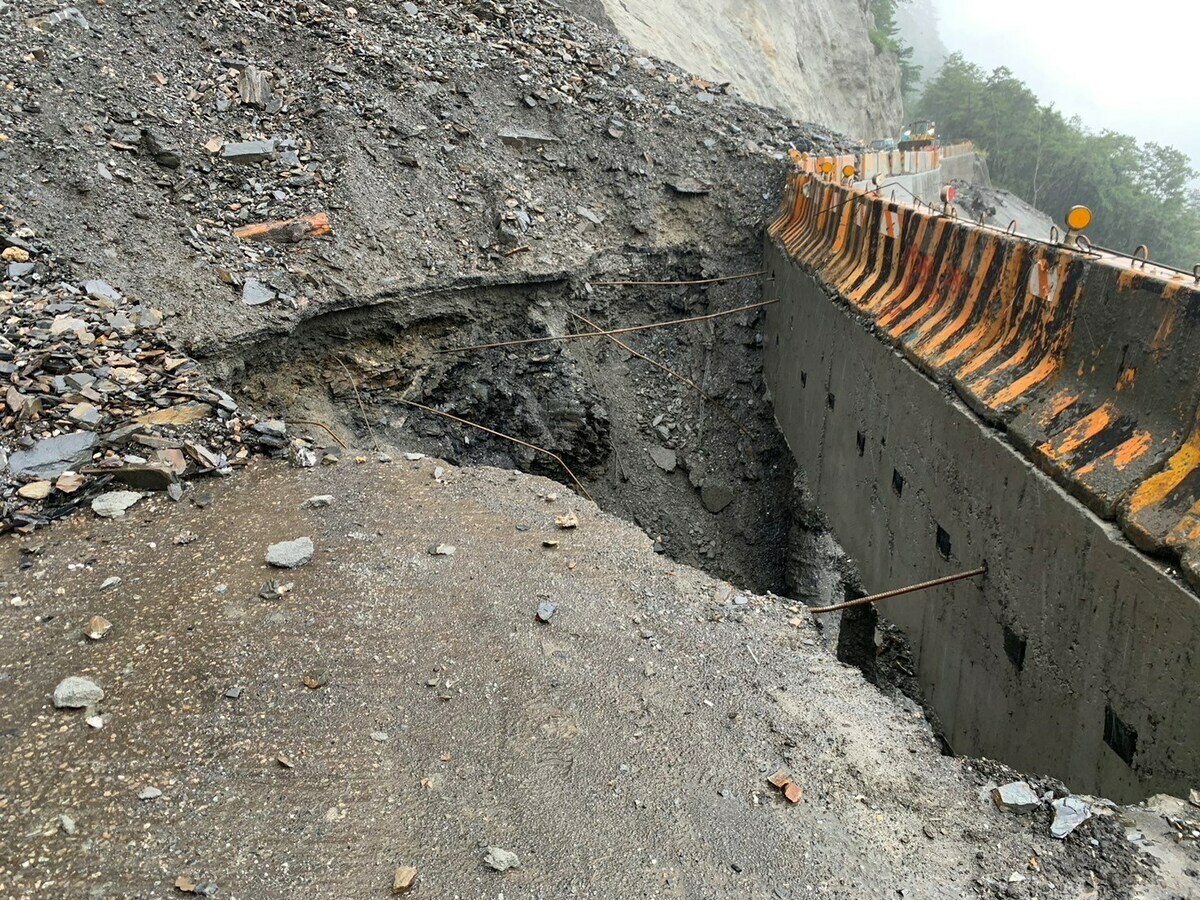 中橫公路出現路基掏空。 圖：翻攝自公路總局官網