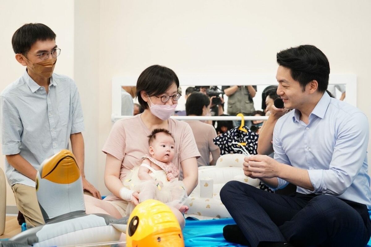 蔣萬安參觀北市府員工托嬰中心設施。 圖：北市府提供