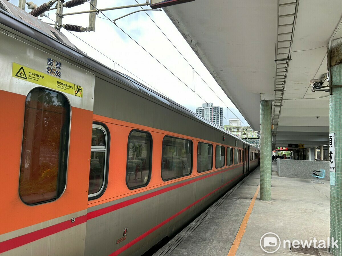 台鐵局將停駛班次再擴大，今日午夜前南迴線、平溪線、深澳線全面停駛，西部幹線對號列車則行駛至基隆到新左營列車間。 圖：林岑韋／攝 (資料照)