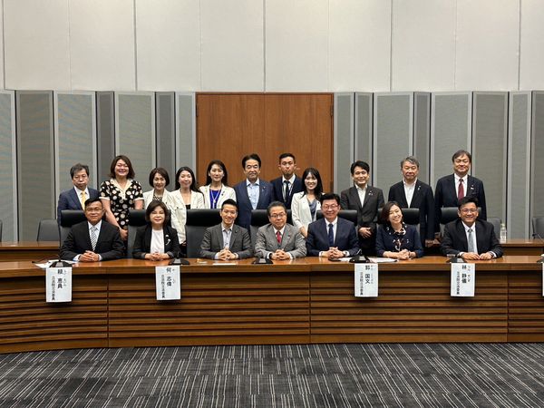 郭國文今（27）日與民進黨立委林靜儀、何志偉、賴惠員及縣市議員拜會世耕弘成。 圖：郭國文辦公室提供