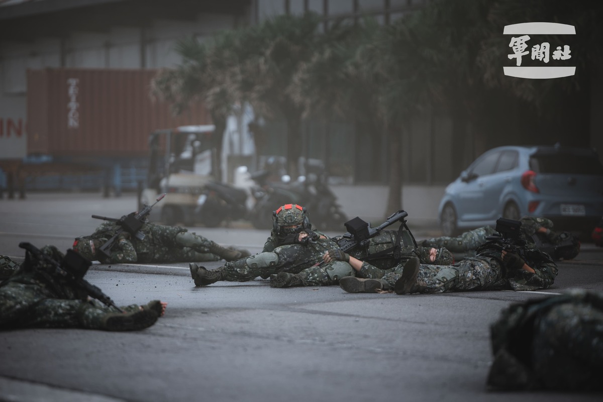 特指部官兵扮演假想敵，搭乘UH-60M黑鷹直升機機降至港區，遭反擊部隊全數壓制。 圖：軍聞社提供