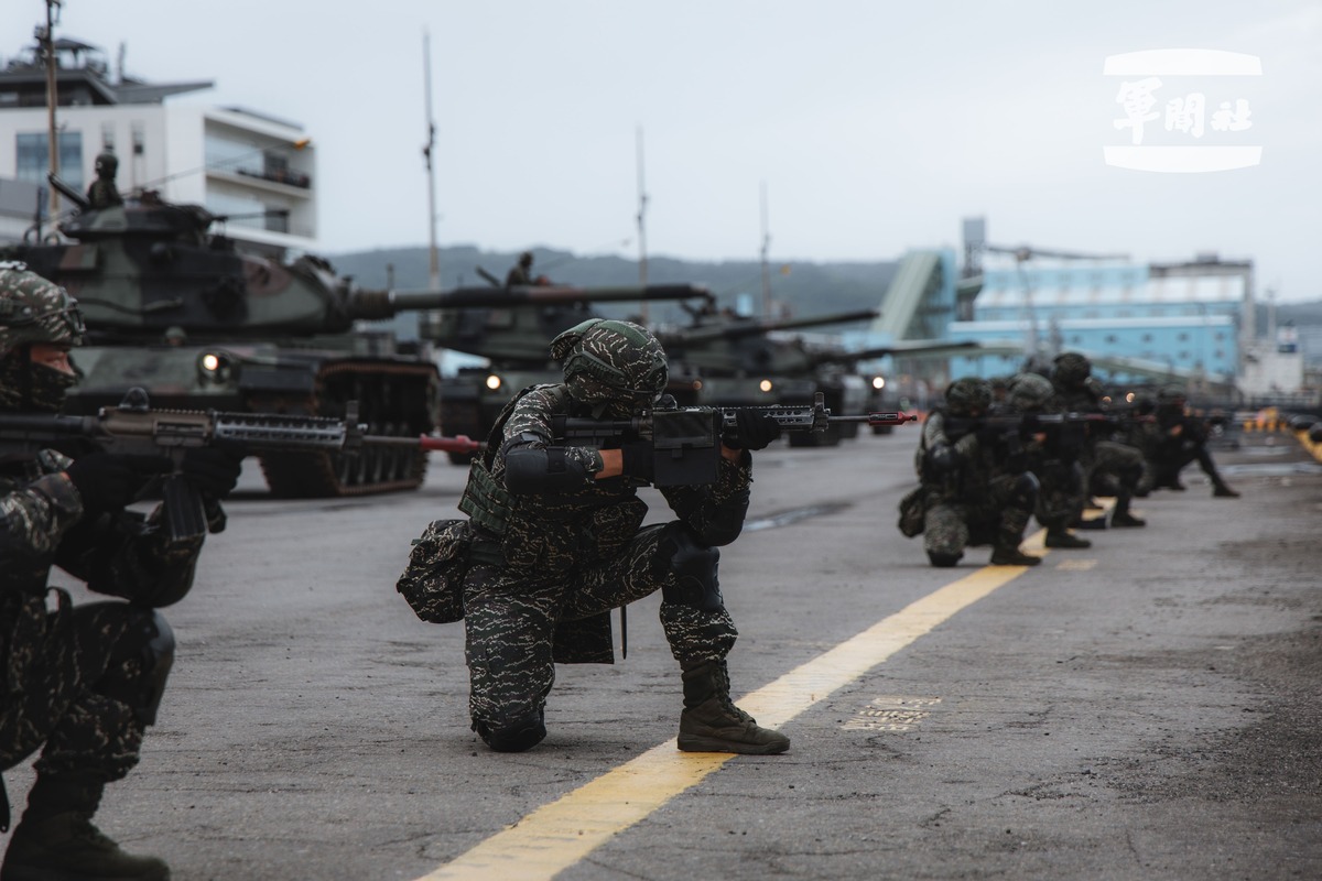 陸戰66旅運用M60A3戰車、拖式飛彈車及反裝甲武器，採步戰協同方式對進犯之敵發起反擊作戰。 圖：軍聞社提供