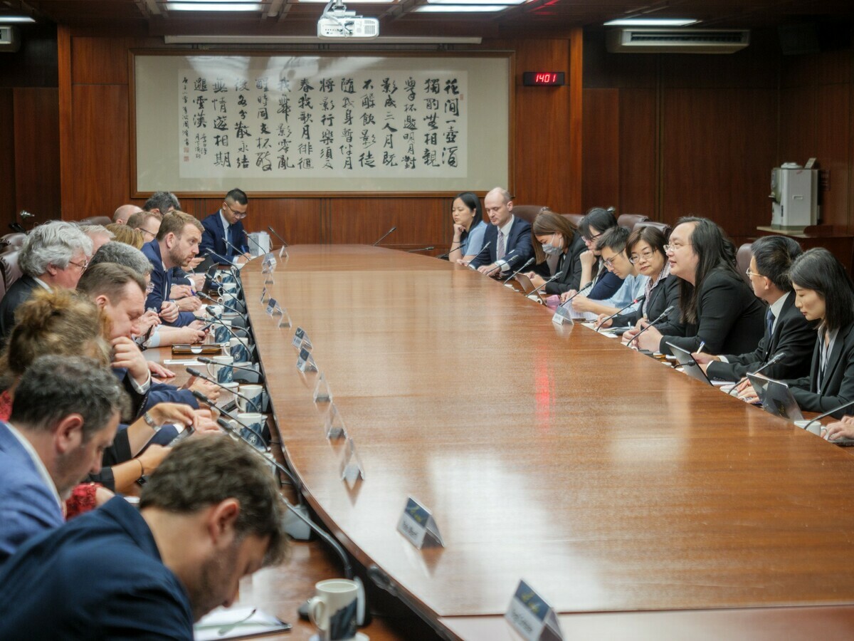率團來訪的歐洲議會外交委員會代表團今（27）日拜會數位發展部長唐鳳。 圖：數位部提供