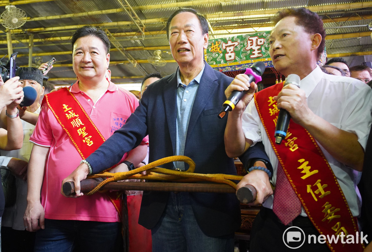 林金結（左）表示，他是以順聖宮榮譽主委身分歡迎各方信眾參拜。 圖：林昀真/攝