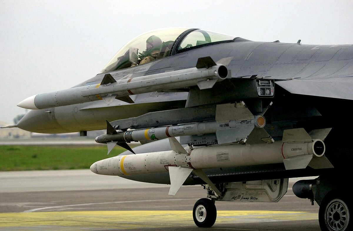 一架 F-16C 戰鬥機掛載著不同類型的彈藥，由上而下依序為 AIM-120 先進中程空對空飛彈、AIM-9 響尾蛇飛彈與 AGM-88 反輻射飛彈。 圖：翻攝自維基百科