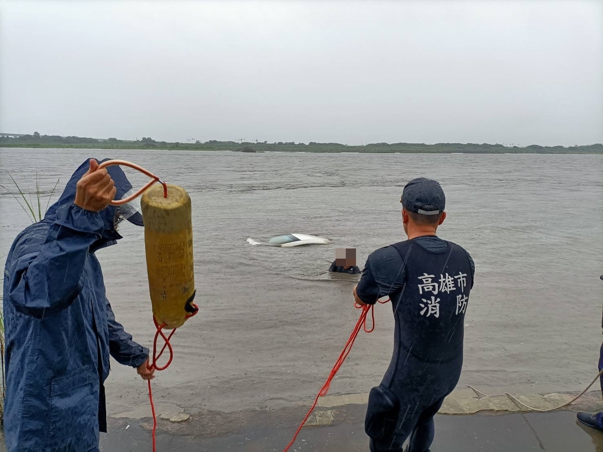 高屏溪落水駕駛人救生繩袋撿回一命。 圖：高雄市消防局提供