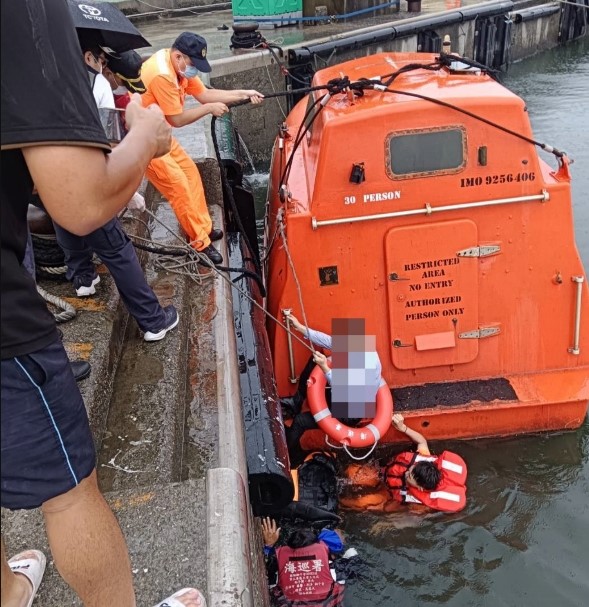 中芸漁港碼頭駕車落海男子被救起。 圖：高雄市消防局提供
