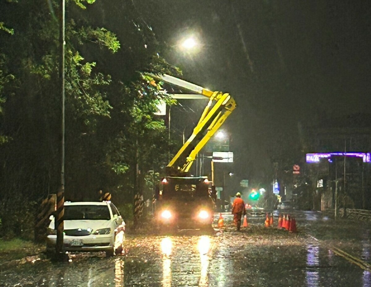 台電人員冒風雨搶修電力設施。 圖：台高雄區處提供