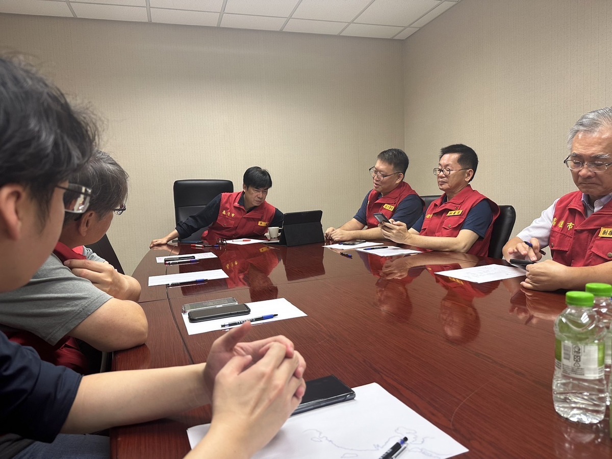 陳其邁(中)連夜主持災害應變中心會議。 圖：高雄市政府提供