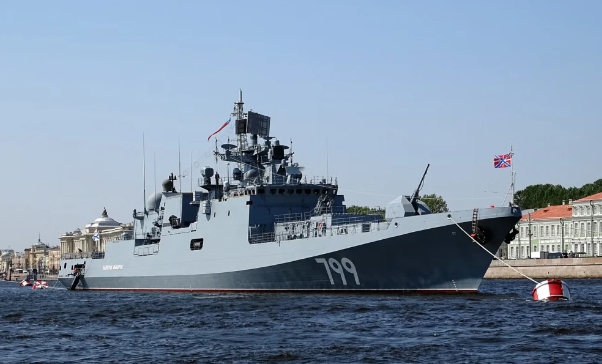 停靠在黑海的俄國馬卡洛夫海軍上將號導彈護衛艦。 圖 : 翻攝自觀察者網