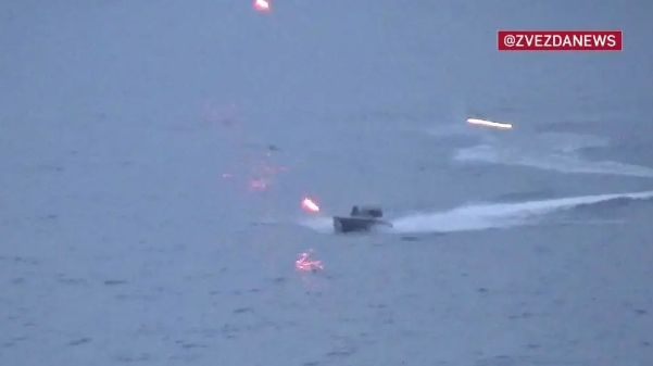 烏軍無人艇攜炸藥欲攻擊黑海俄艦，俄艦用火砲進行打擊。 圖 : 影片截圖