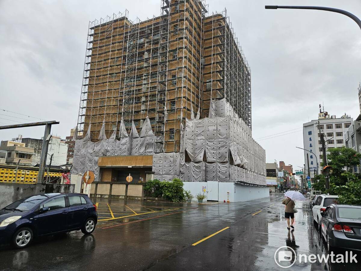 杜蘇芮颱風來襲，台灣菸酒公司嘉義營業處牆面維修工程的防護帆布緊急收起。 圖：蔡坤龍/攝