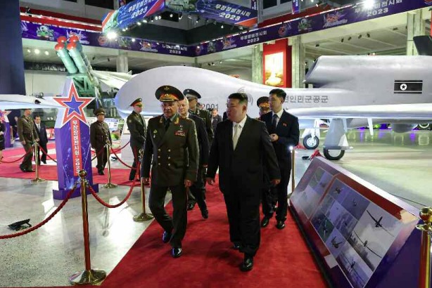 北韓最新武器博覽會，金正恩親自視察大型無人機，外型激似美國RQ-4A全球鷹無人偵察機。 圖：翻攝@nknewsorg推特