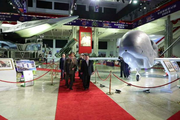 北韓最新武器博覽會，金正恩親自視察大型無人機，外型激似美國RQ-4A全球鷹無人偵察機。 圖：翻攝@nknewsorg推特
