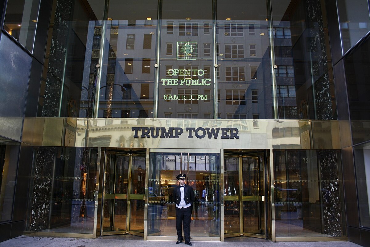 川普大廈（Trump Tower）是川普位於紐約曼哈頓的一棟住商混合大樓，也是川普管理事業的主要辦公室。 圖：翻攝自維基百科