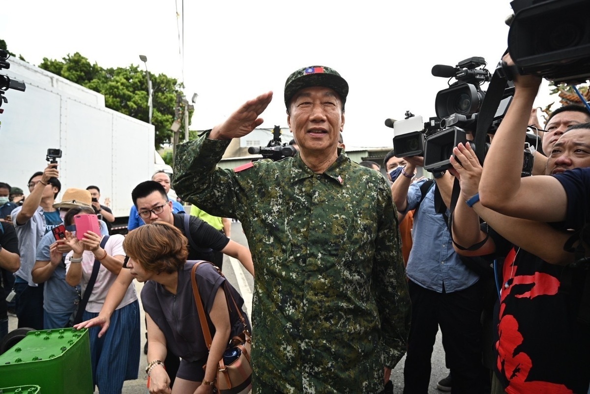 鴻海創辦人郭台銘上午赴桃園誠聖宮參拜，並向國軍致意。 圖：郭台銘辦公室/提供
