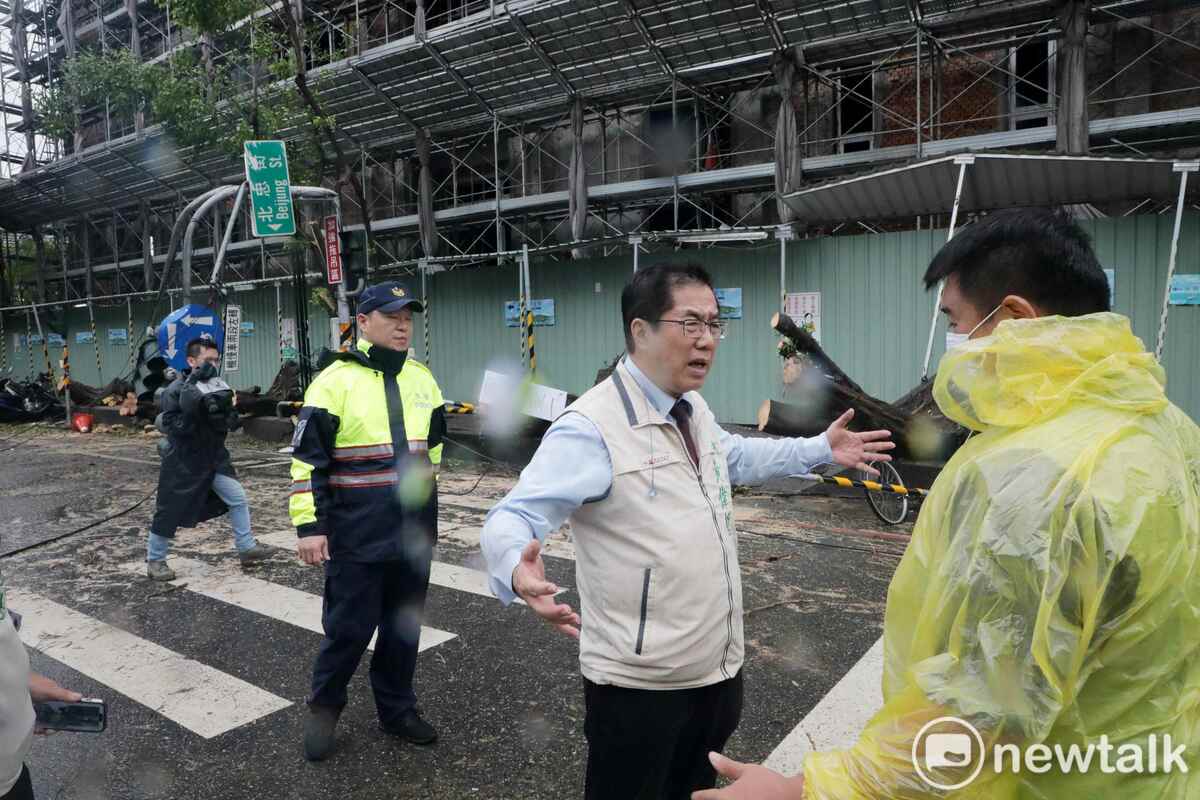 台南市長黃偉哲表示，市民上班時間風勢是否減緩無法控制，不想拿市民的安全做賭注，每一條生命都很寶貴，不想有任何僥倖的機會。 圖：台南市政府提供