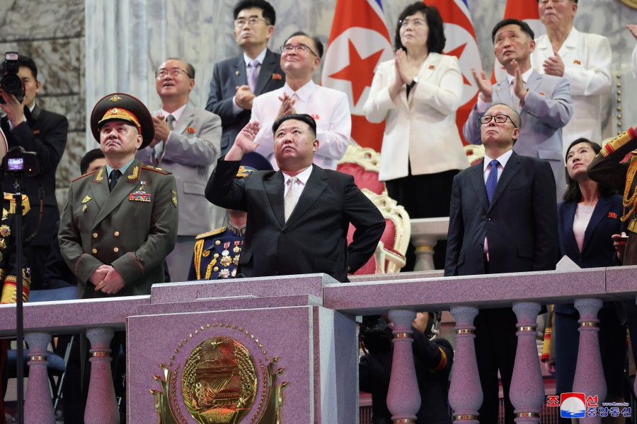北韓慶祝「祖國解放戰爭勝利70週年」閱兵，領導人金正恩與中國共產黨政治局委員李鴻忠(圖右)、俄羅斯國防部長蕭依古(圖左)一同出席閱兵儀式。 圖：翻攝朝中社