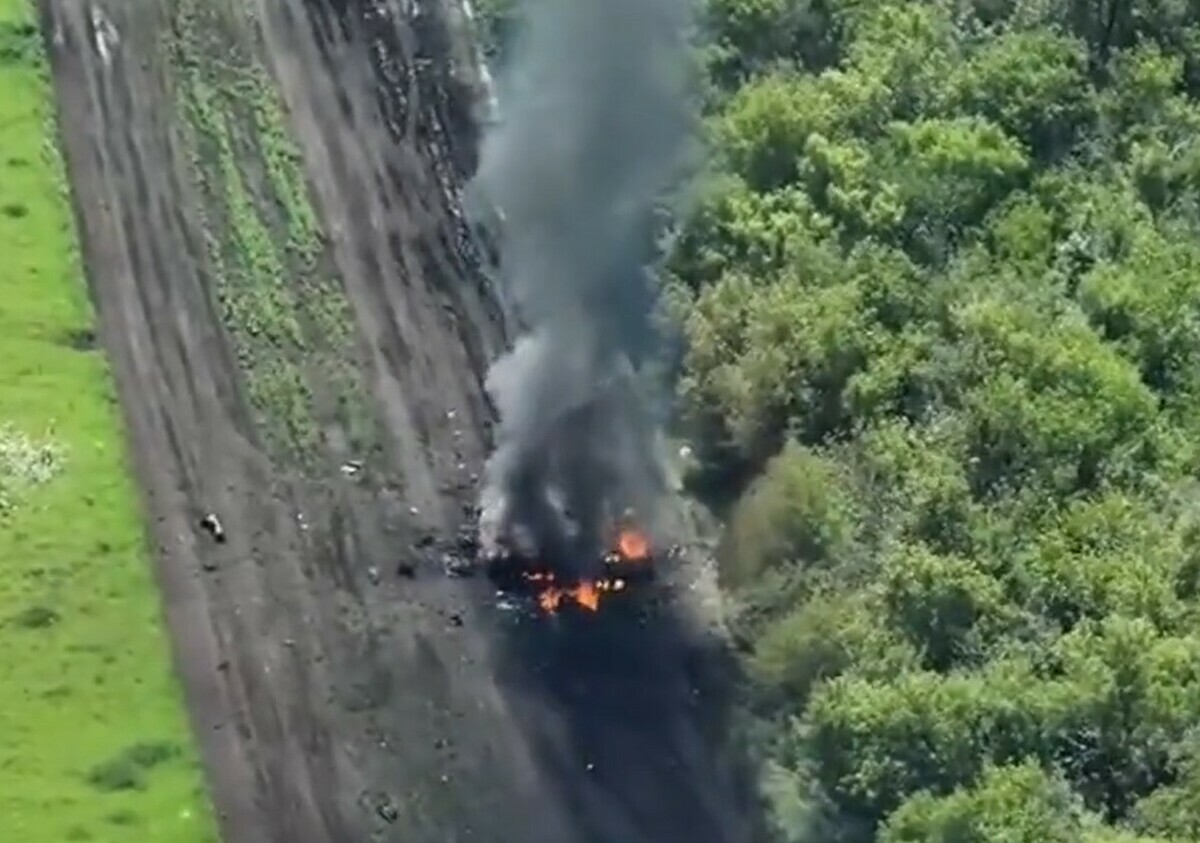烏克蘭第 72 機械化旅在頓涅茨克州武赫萊達爾附近，用 FPV 徘徊彈藥攻擊 1 輛俄羅斯 T-80BV 坦克，坦克被炸毀。 圖：翻攝自 Ukraine Weapons Tracker 推特